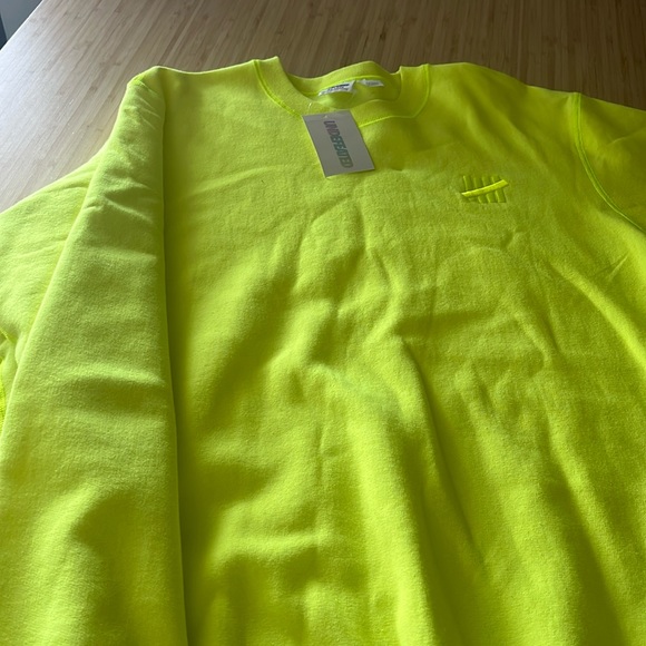 Brand  new with tags undefeated pull over sweat shirt in neon yellow - Picture 5 of 15